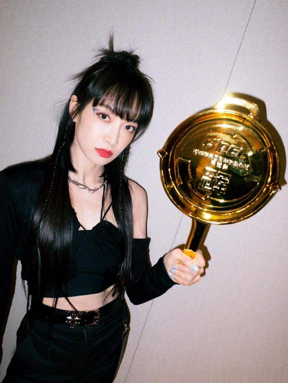 宋茜最新活动造型曝光,宋茜留齐刘海,扎长辫,穿黑色露脐装秒变辣妹