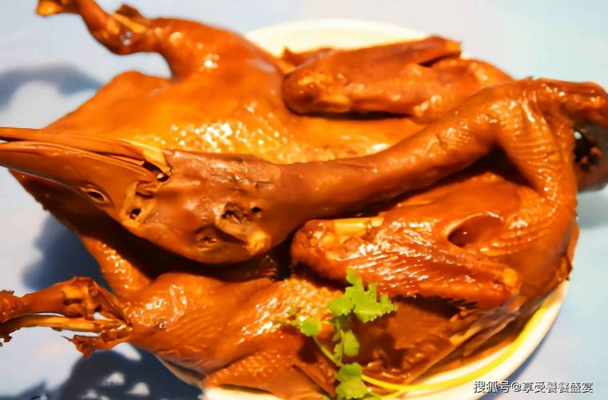 99五香卤鸭的做法99  99五香卤鸭是一道美味的传统中式卤味菜肴