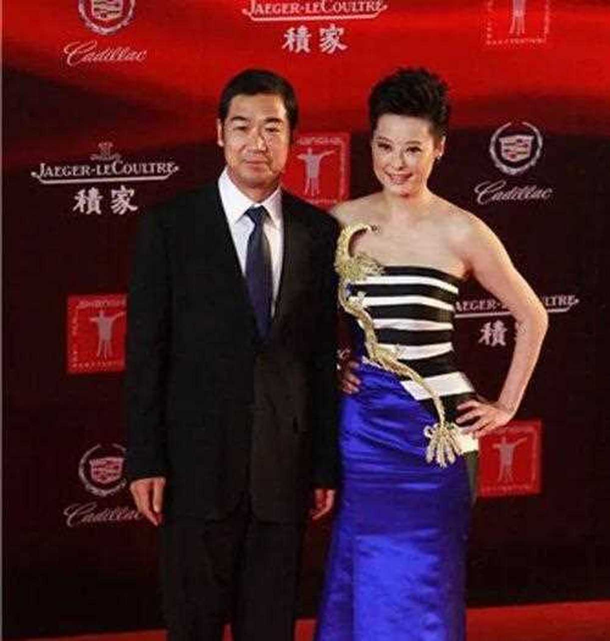 张国立袁立高调牵手走红毯.