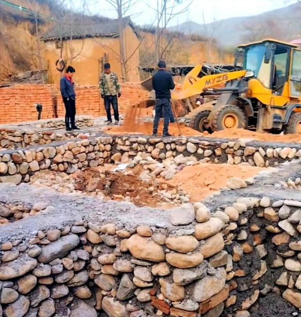 像这样用石头垒地基,你们说真的牢靠吗?