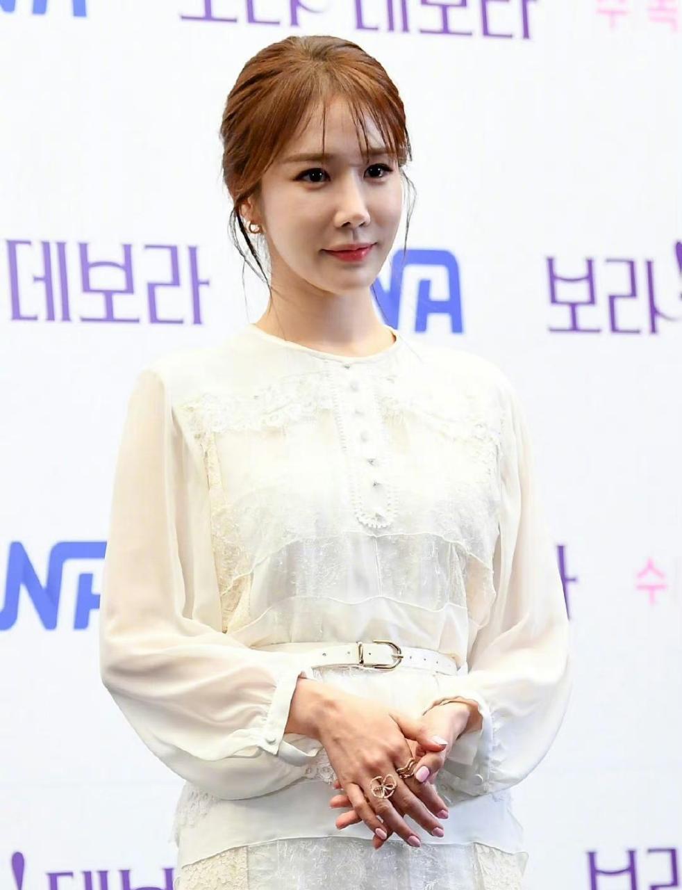 刘仁娜这张脸,越来越像李智雅靠拢了,奇怪的鼻子简直就是复制粘贴.