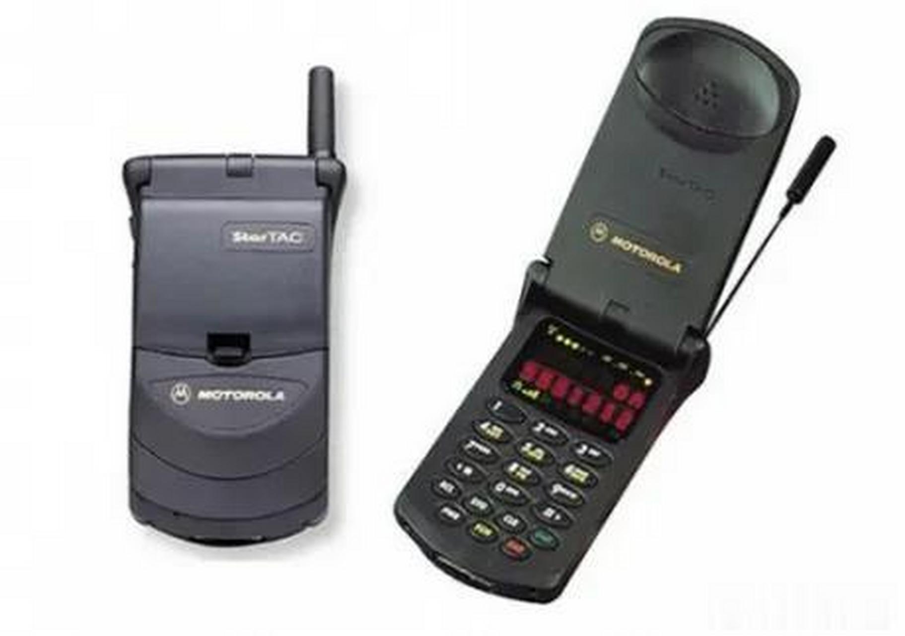 第一部手机是1997年的摩托罗拉,翻盖手机,好像叫掌中宝(记不太清楚了)