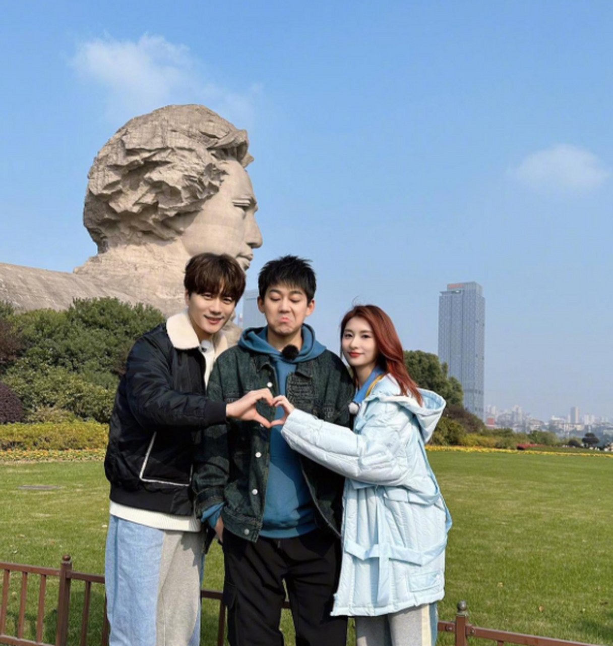 苏醒晒与陆虎和女友合照,看景色应该是在长沙橘子洲上游玩,苏醒站在