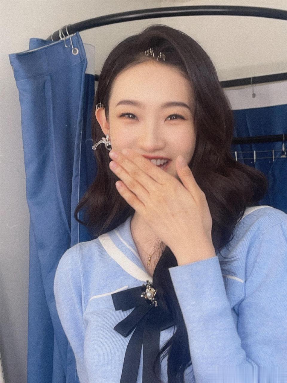 张艺凡捂嘴笑 张艺凡活动出发图,捂嘴笑好可爱冷脸和笑脸反差感好绝