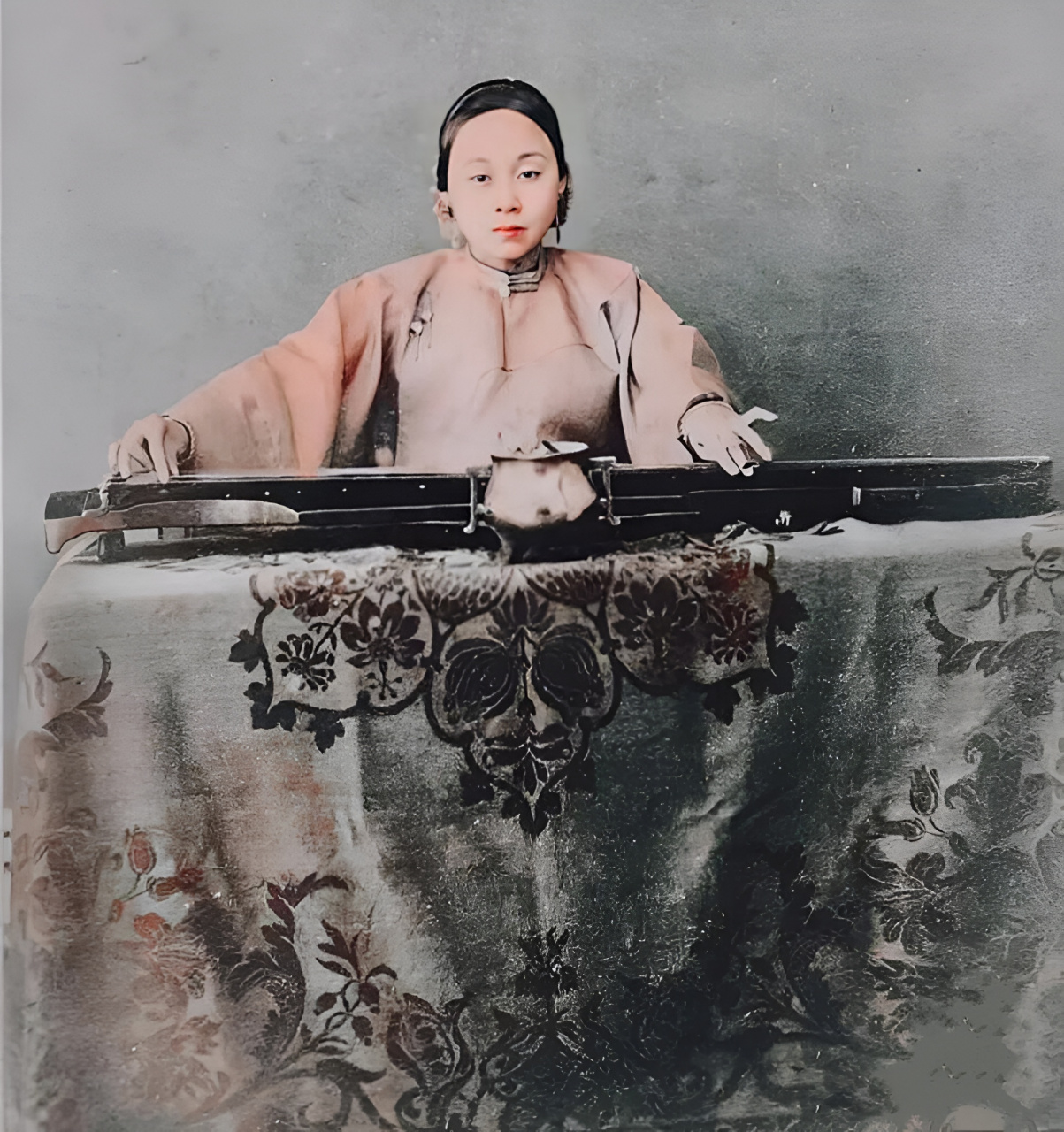 巴蜀之地出美人,图为1890年,四川一大户人家的女子.