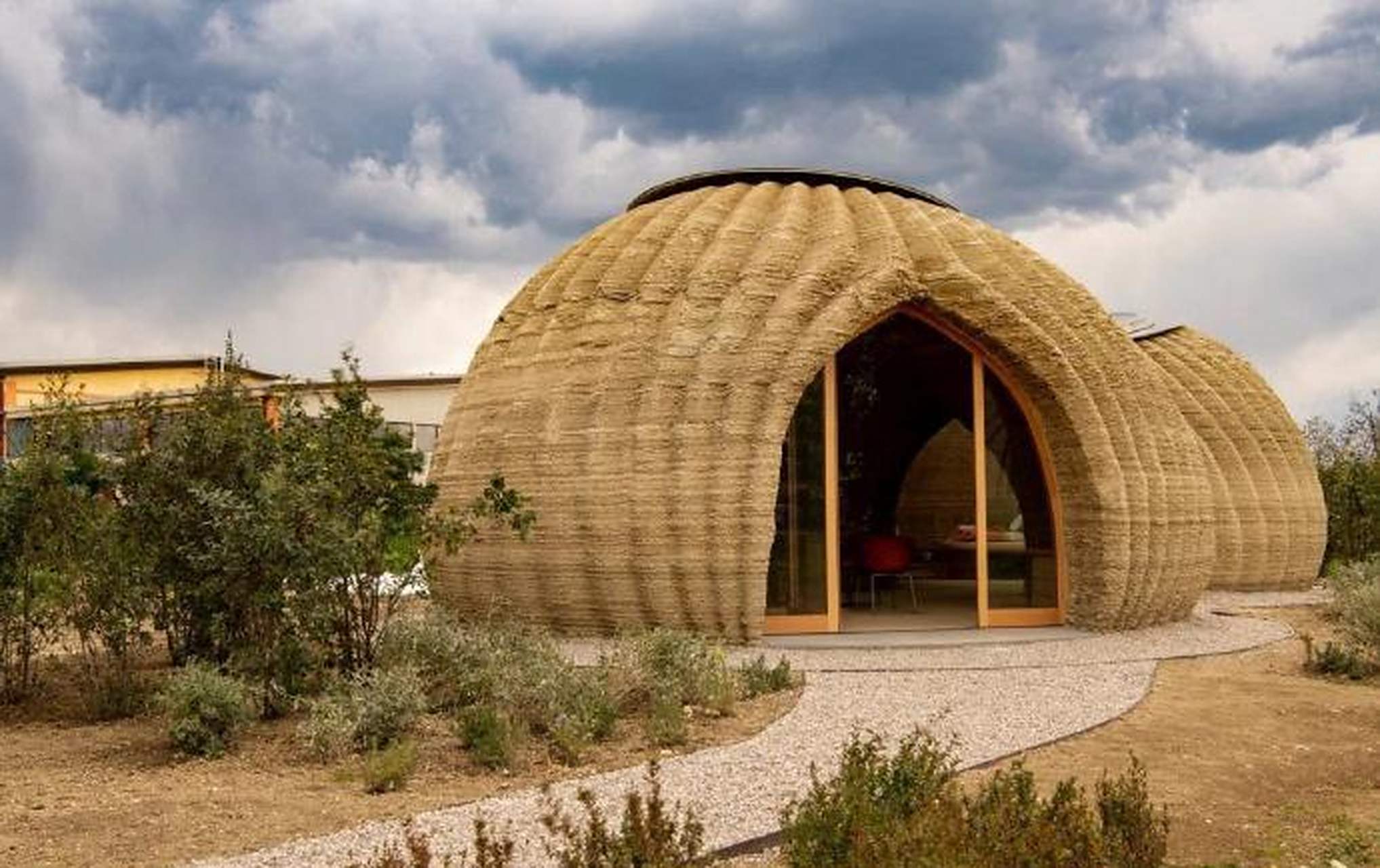 这是世界上首个用泥土3d打印而成的房屋 由两个相连的球状建筑组成 其