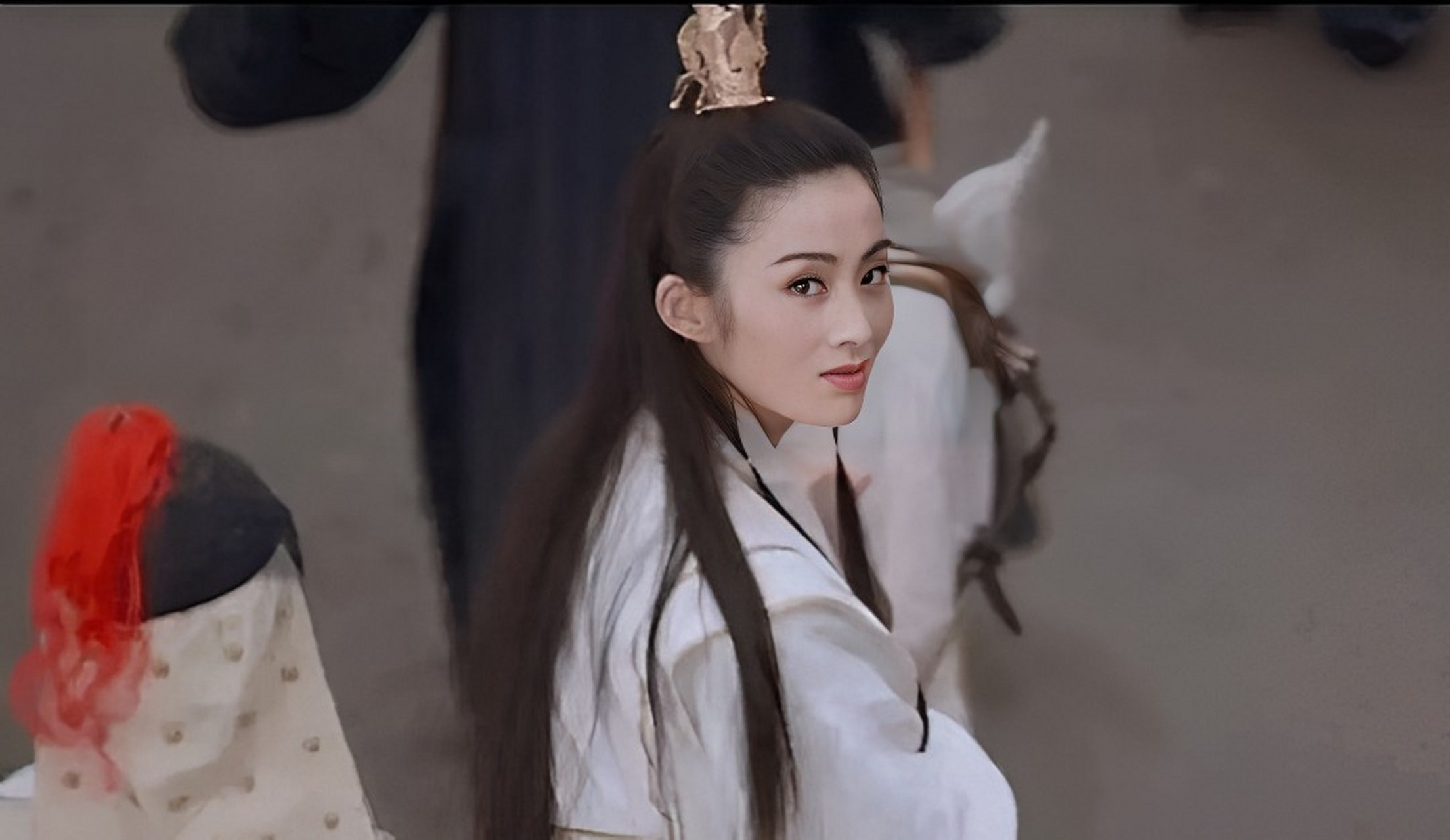 这是女神张敏饰演的赵敏郡主,俏皮而清纯,美丽而英气,这经典的回眸