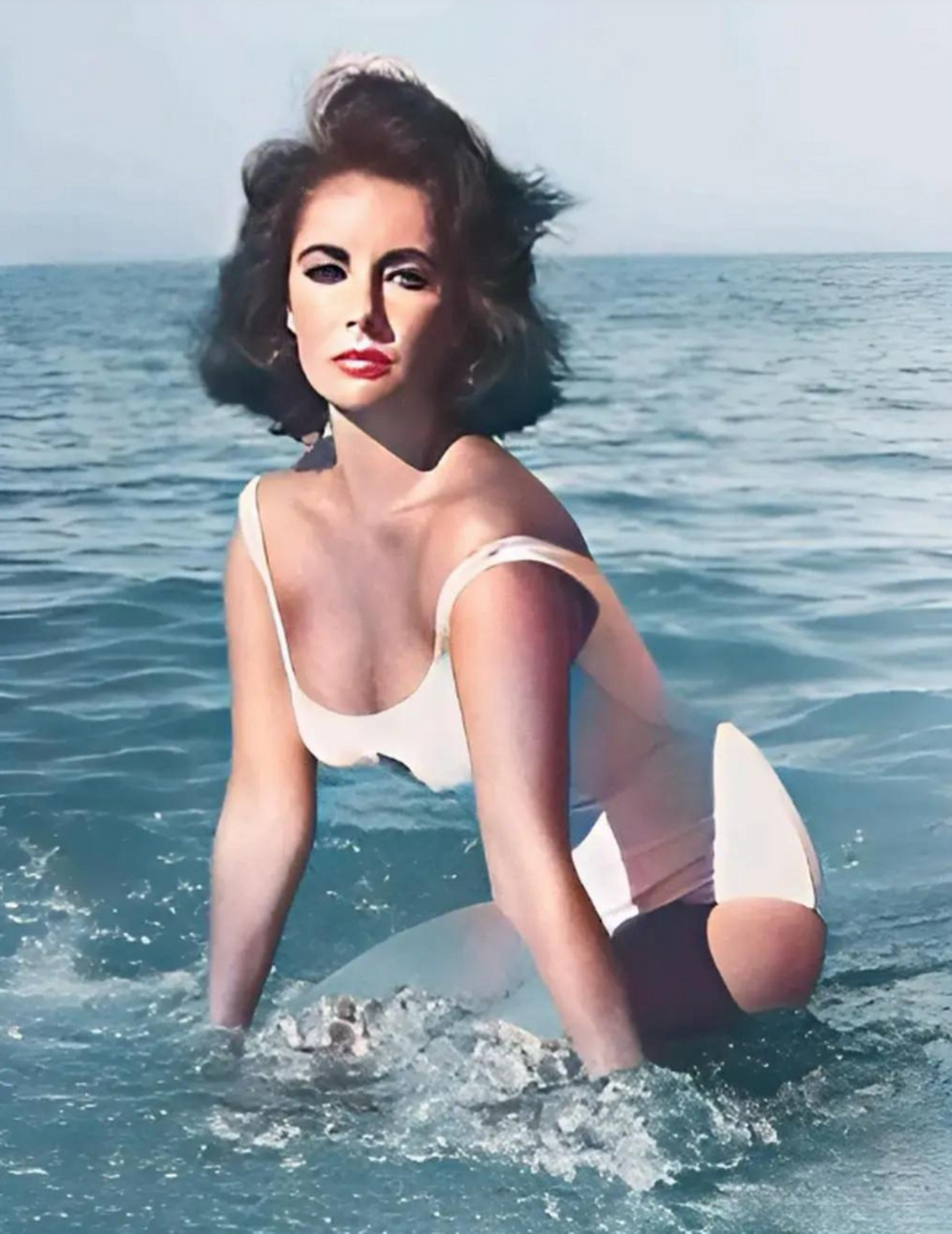 1950年代,当时非常漂亮的美国著名女演员泰勒在沙滩上玩耍!