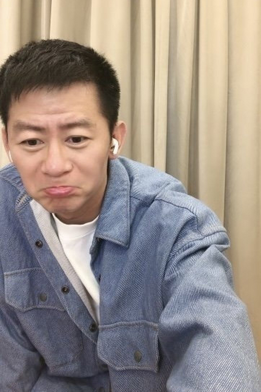 演员李健第一次直播太没经验了.