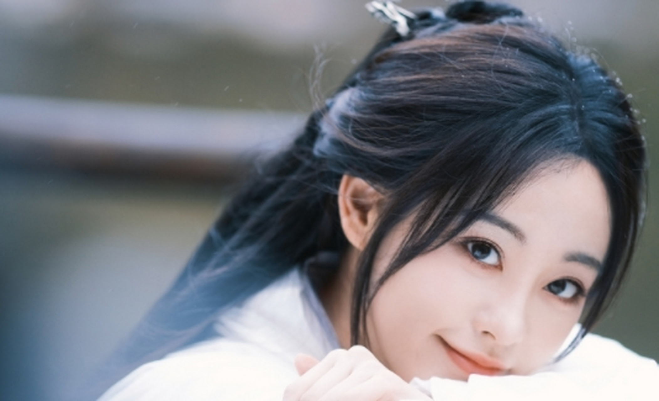 这组写真的拍摄地点选在了山水之间,借助自然景观的