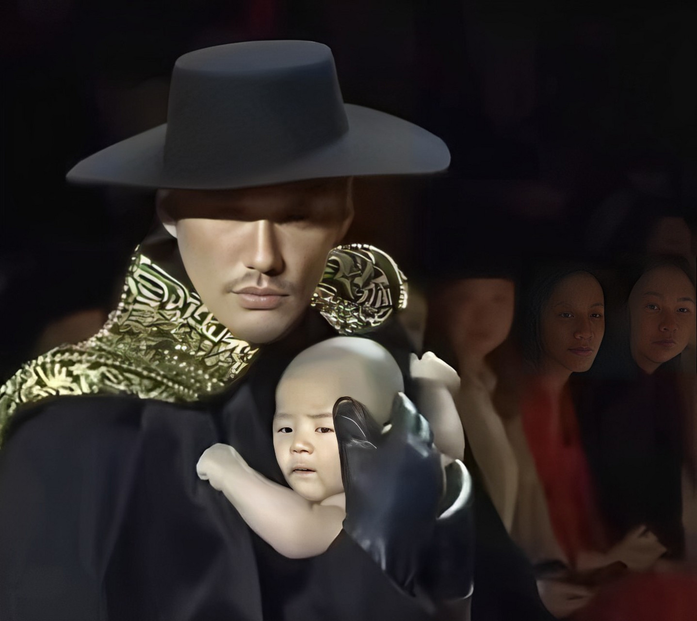 胡兵每次站在台