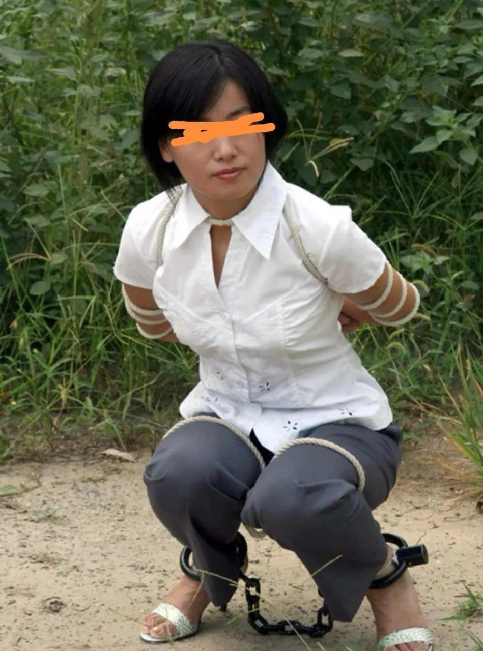 90年代,一个女囚犯被绑上了法绳,即将押往刑场,在这生命倒计时的时刻