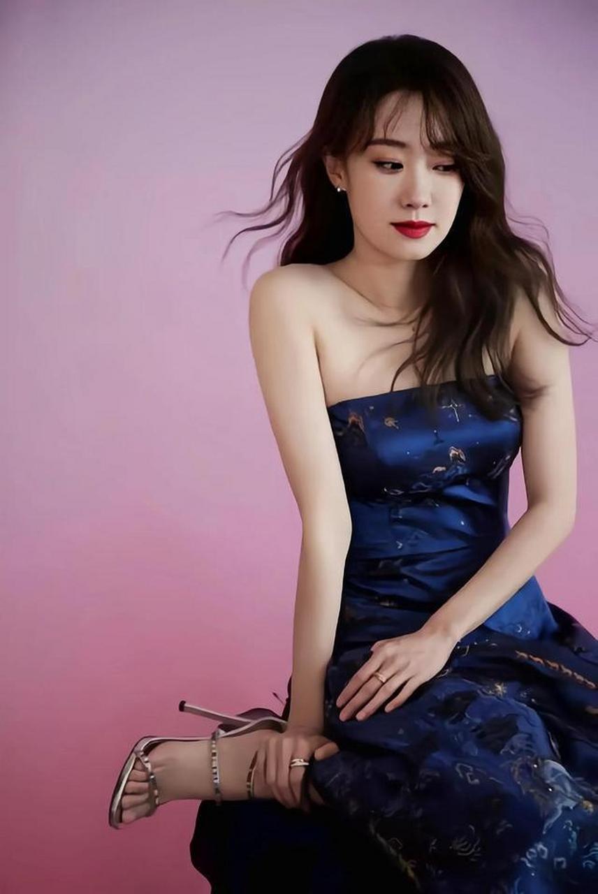 张小斐穿蓝紫色吊带优雅迷人 大秀长腿舒展又自信  4月6日,一组张小斐