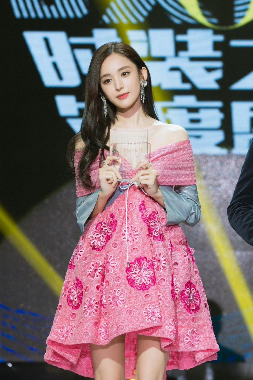 古力娜扎穿粉色抹胸裙子性感十足,纤细长腿更是诱人#古力娜扎# #古力