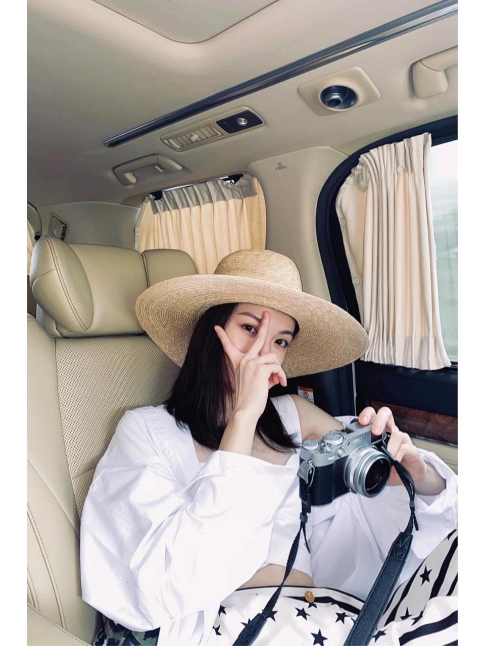 钟楚曦穿搭私服同款 女明星穿搭同款私服 look: 上衣&裙子&鞋子:louis