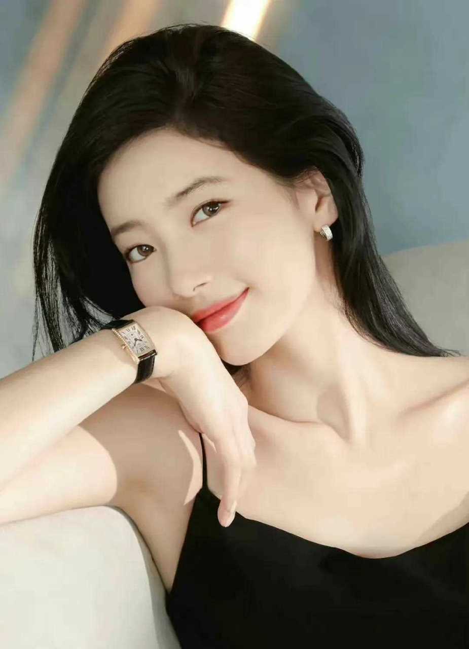 裴秀智,黑色吊带裙,性感妩媚[嘘]