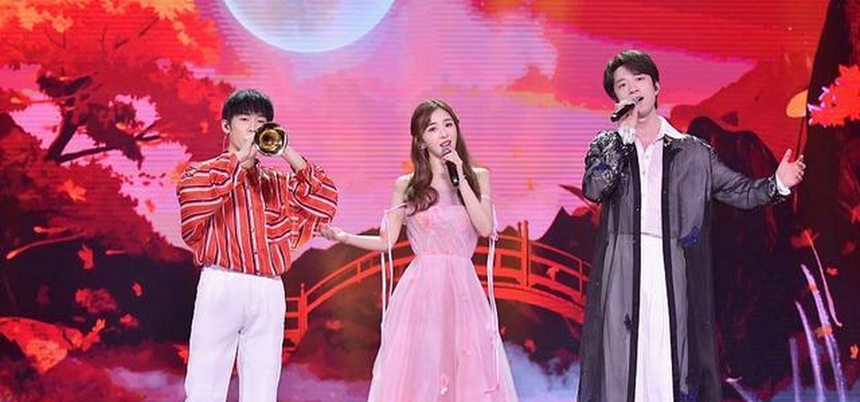 张含韵登东方卫视春晚献唱 肤白如雪一袭粉色长裙绝美亮相仙气飘飘