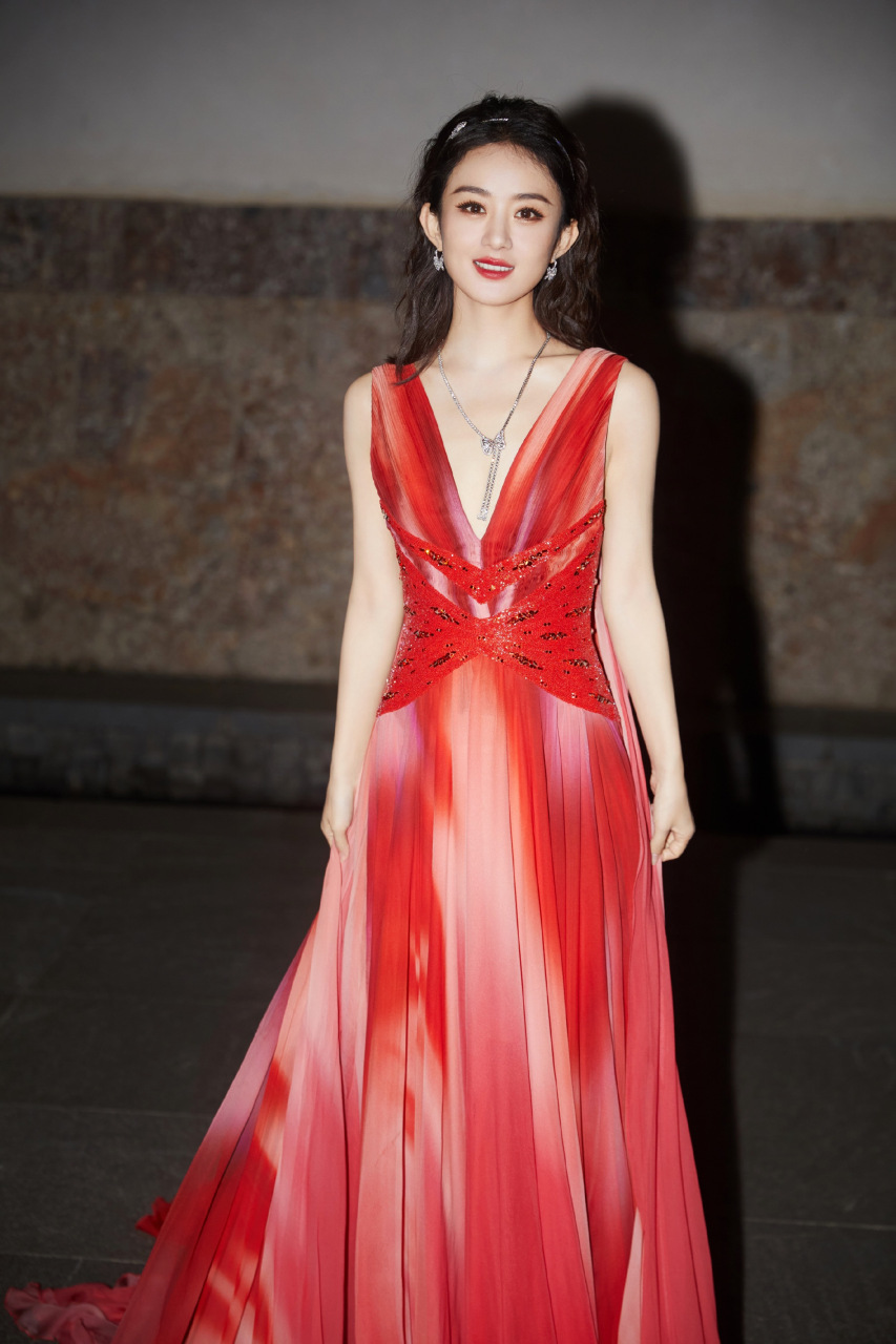 赵丽颖昨晚营业造型,身穿georges chakra 2023秋冬定制系列,闪钻礼服