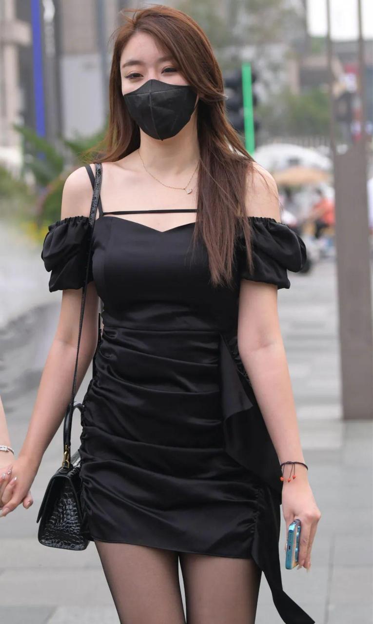 穿黑色露肩短裙搭配黑丝高跟鞋的时尚小姐姐#美腿丝袜高跟鞋# #美腿