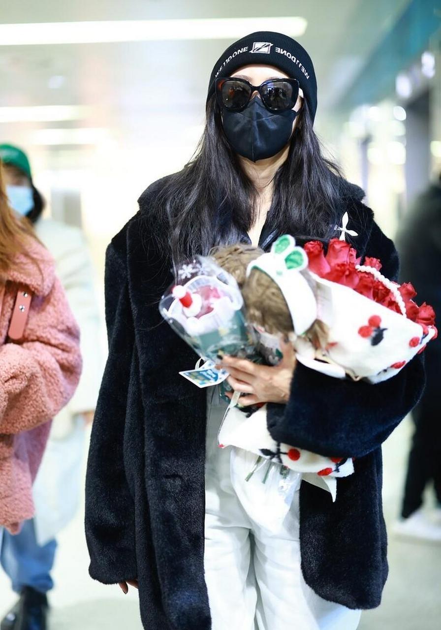 张天爱机场街拍 smfk黑色毛绒外套 条纹衬衫 白色牛仔裤 毛线帽暖和