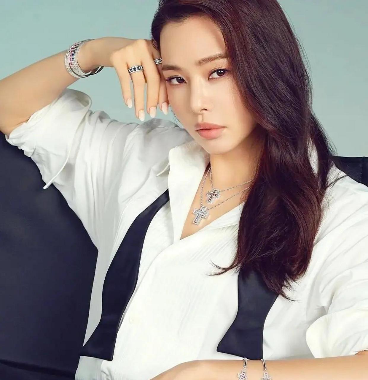 南韩选美皇后李荷妮