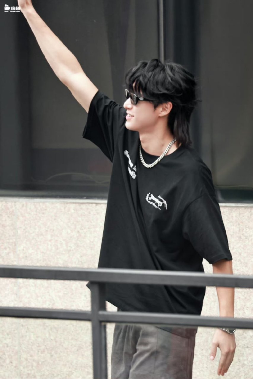 王鹤棣狼尾造型上班路透 王鹤棣今日份造型帅到心巴