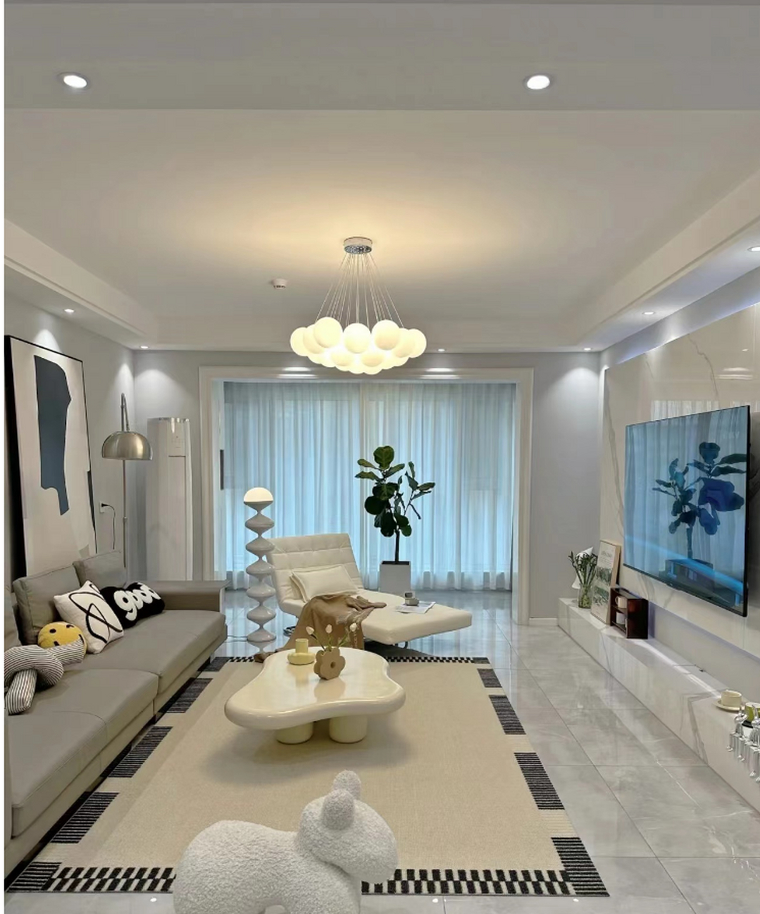 顶部纯白色漆简单一圈石膏线和10cm双眼皮吊顶 背景墙刷的棕色其他都