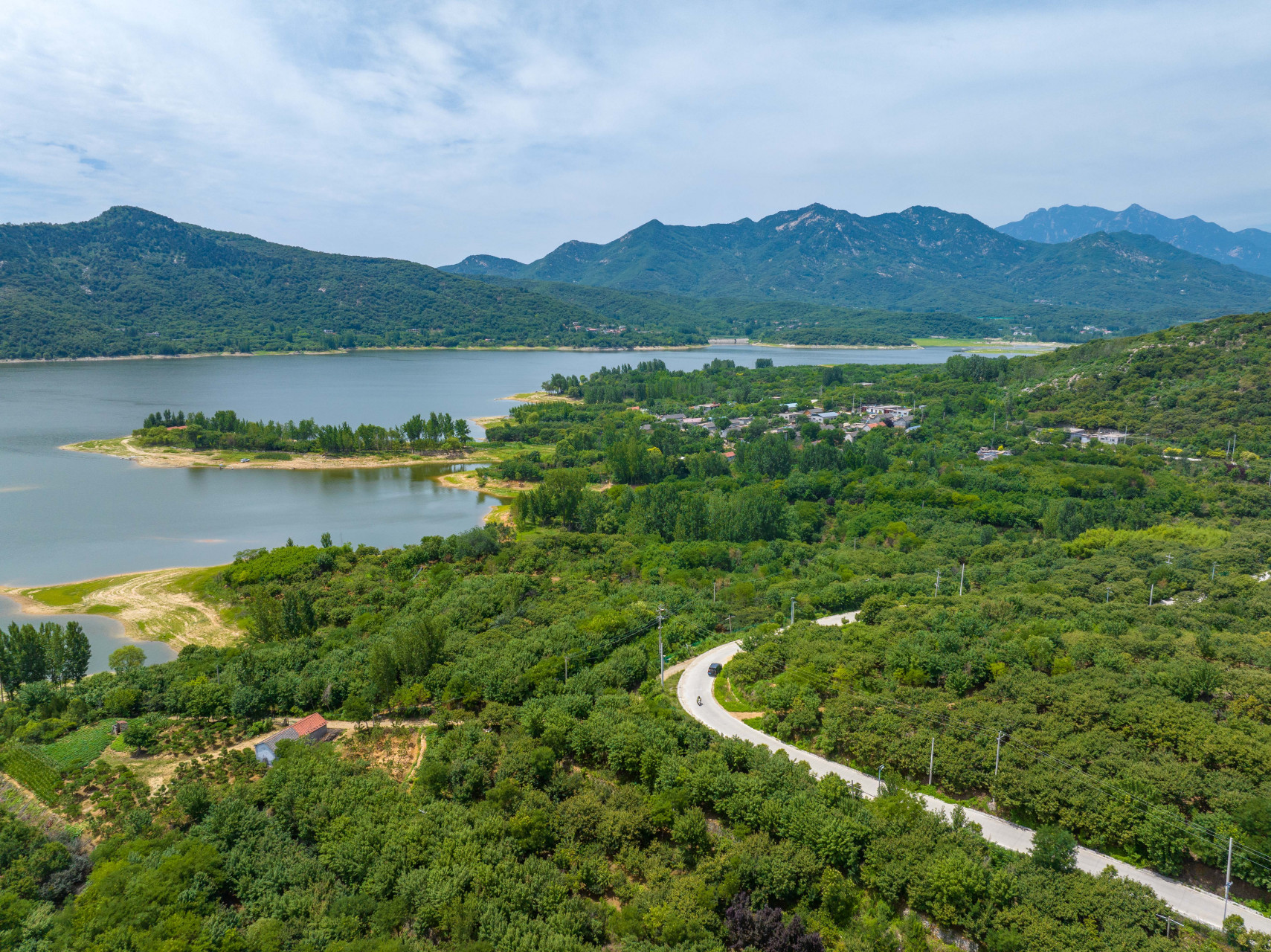 黄前水库位于泰安市岱岳区北部黄前镇,周围山峦环绕,景色优美,是泰安