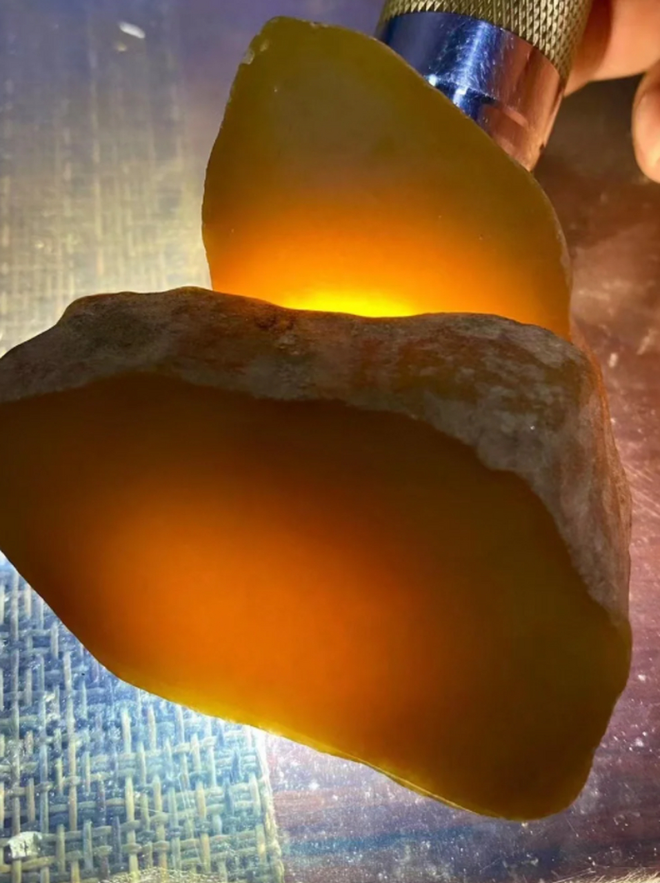 点击头像看直播# #翡翠原石# 140克,达马砍黄翡改口料,小精品,整个