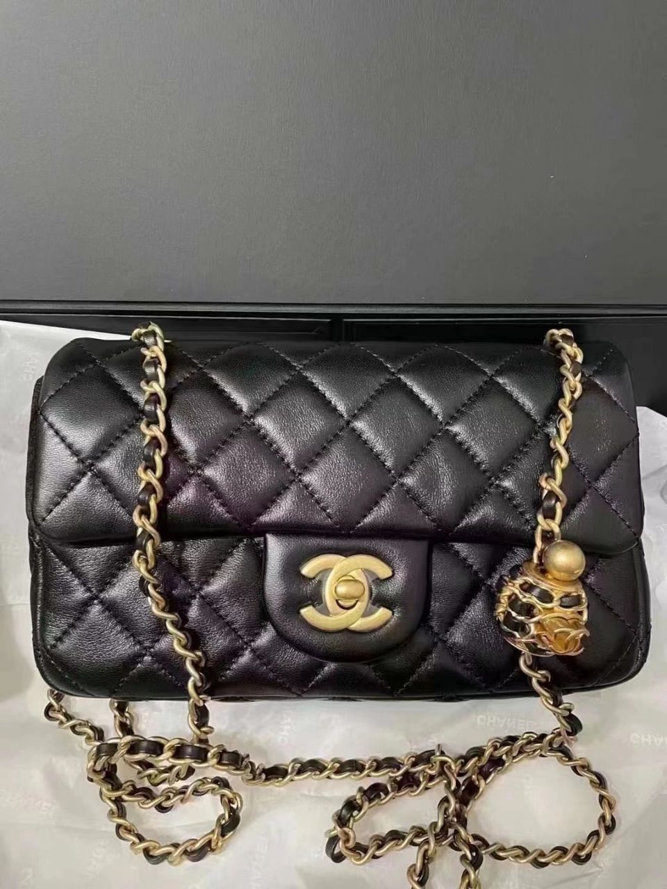 chanel22s皮穿核桃金球 chanel香奈兒cf大mini黑金羊皮金珠包包分享