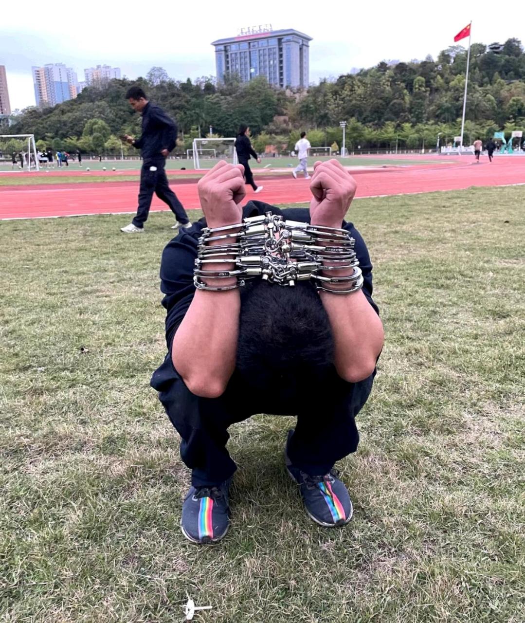 谁能告诉我被铐上手铐是什么感觉?[三哈]