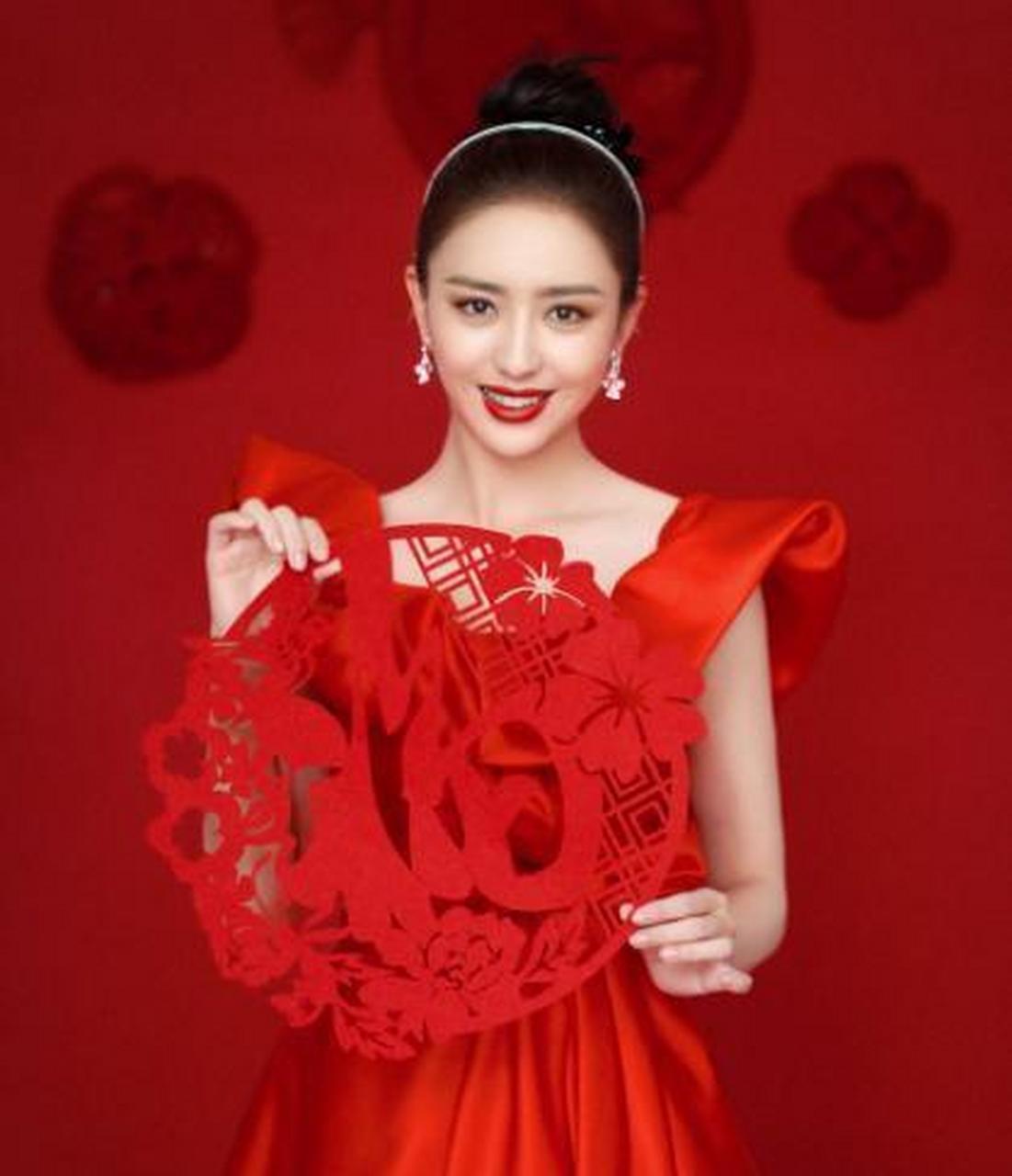 佟丽娅穿红色裙子真的非常好看,还记得在春晚舞台上绝美的佟丽娅吗?