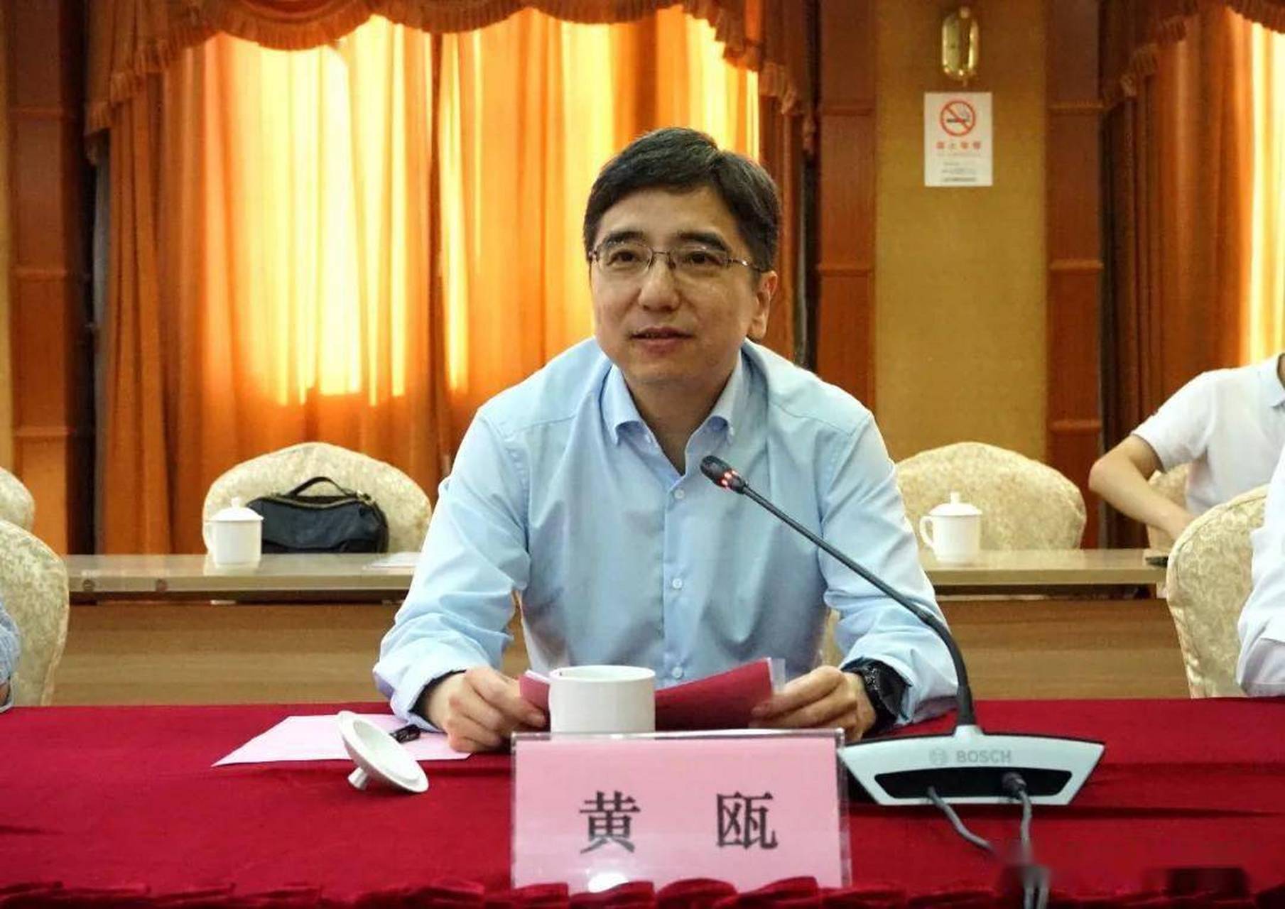 上海电气总裁黄瓯的离奇死亡事件引发了不小的轰动,媒体和网友都各执