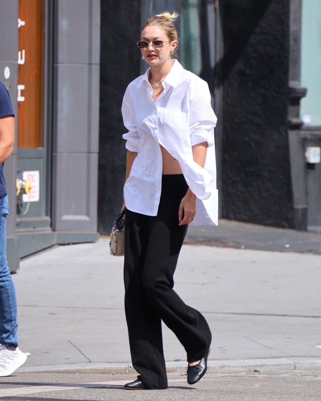 超模gigi hadid  纽约外出街拍,换季不知道穿什么的时候就穿白衬衫吧!