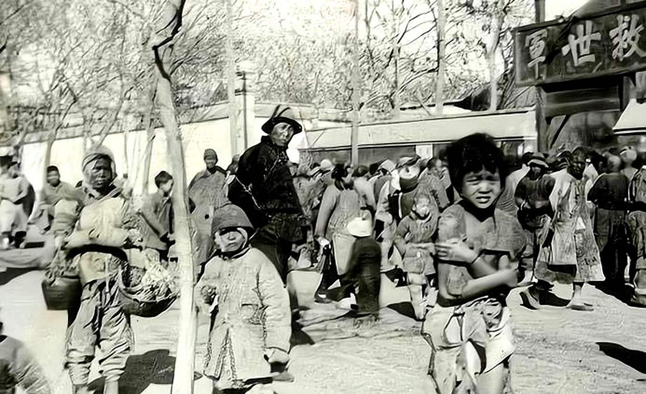 在新中国成立前,底层人民生活贫困,寒冷的天气下甚至无法穿上衣服.