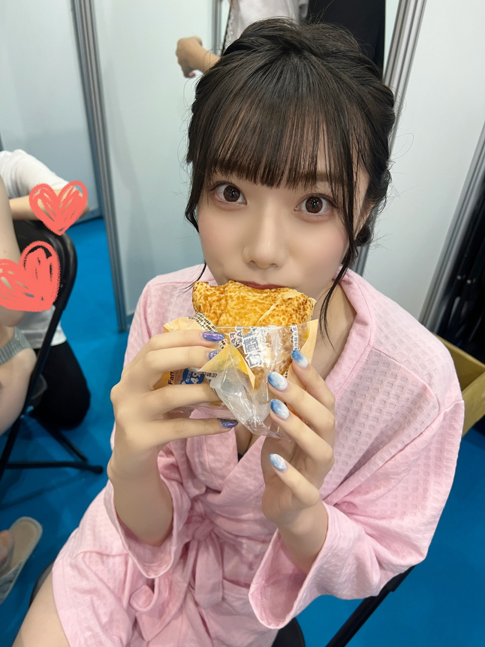 宫下玲奈为什么吃东西会闭眼?工作习惯么?