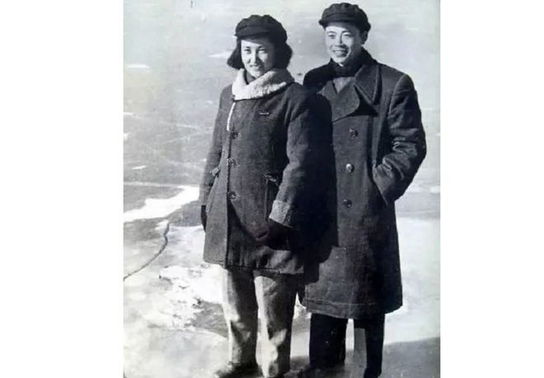 1958年的冬天,张志新和她的丈夫曾真拍下了一张幸福的照片,两人脸上