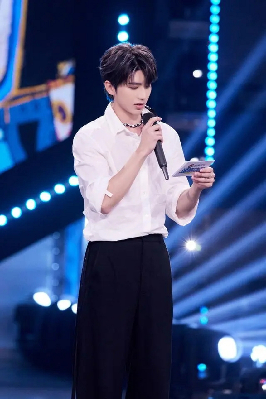 蔡徐坤发布新剧现场花絮写真 ,变白衬衫男神少年感十足