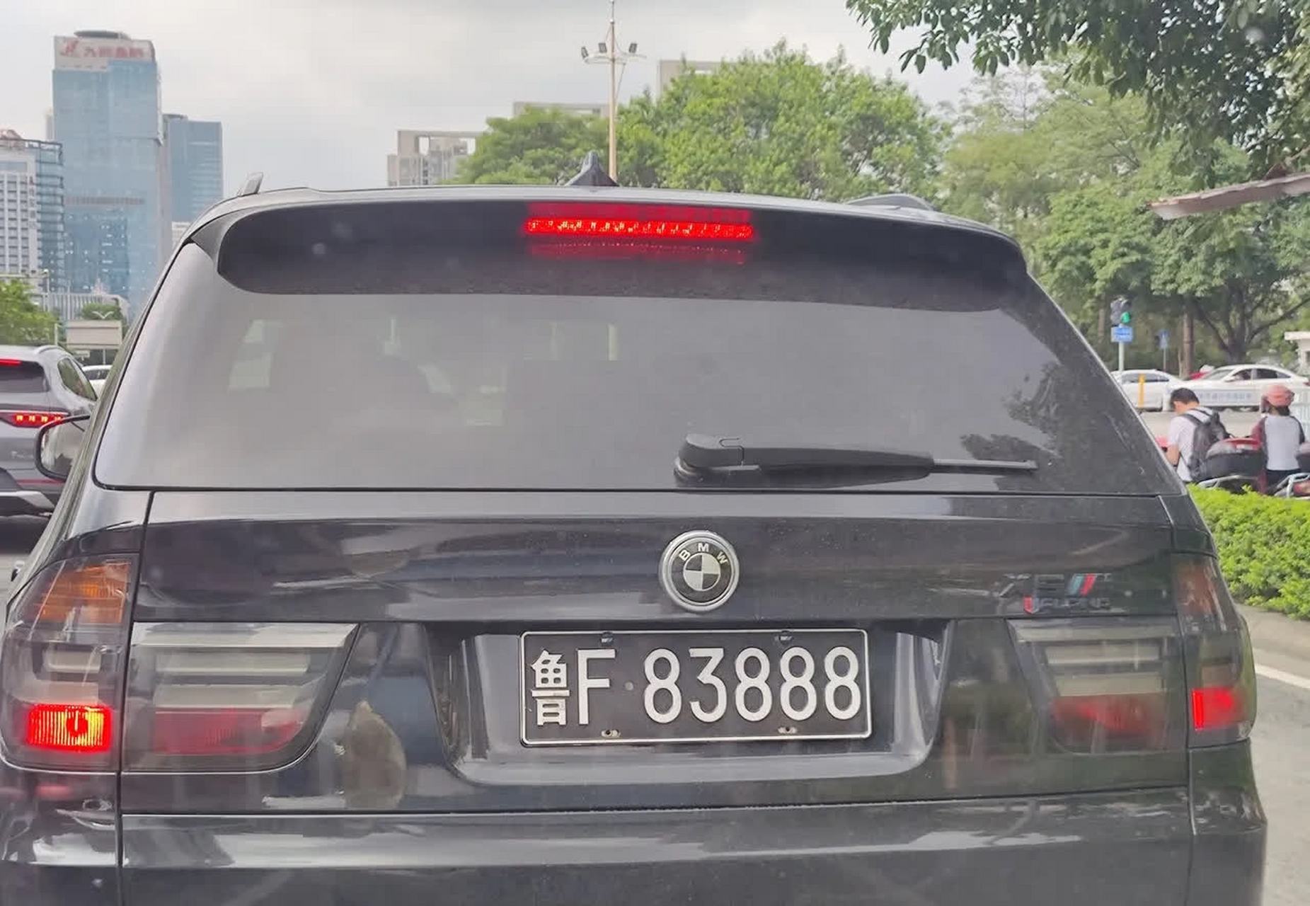 第一次见到黑色车牌[停留][没眼看]