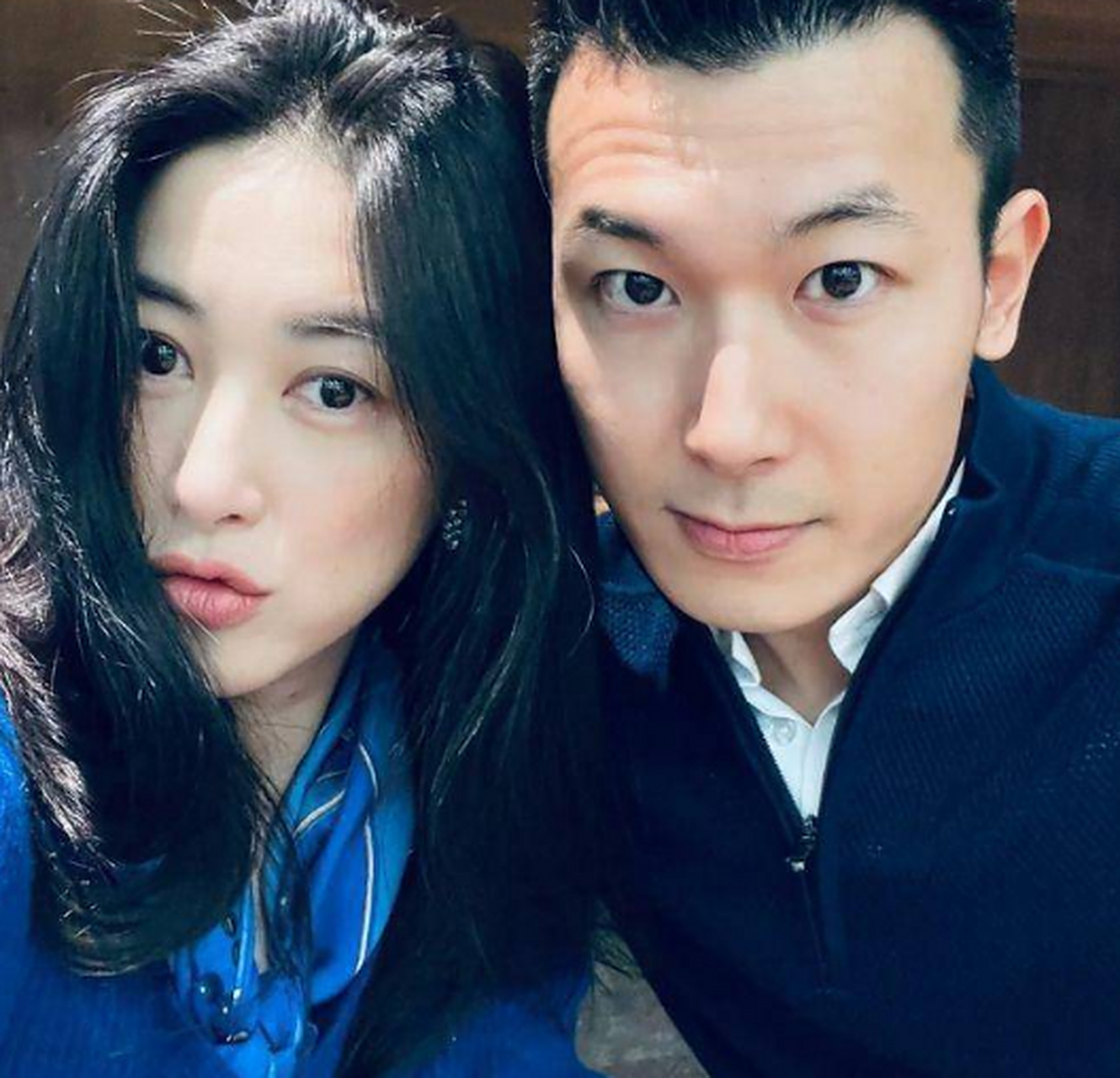 挥洒青春,翩跹水中:朱珠女儿不满2岁,穿着粉色泳衣