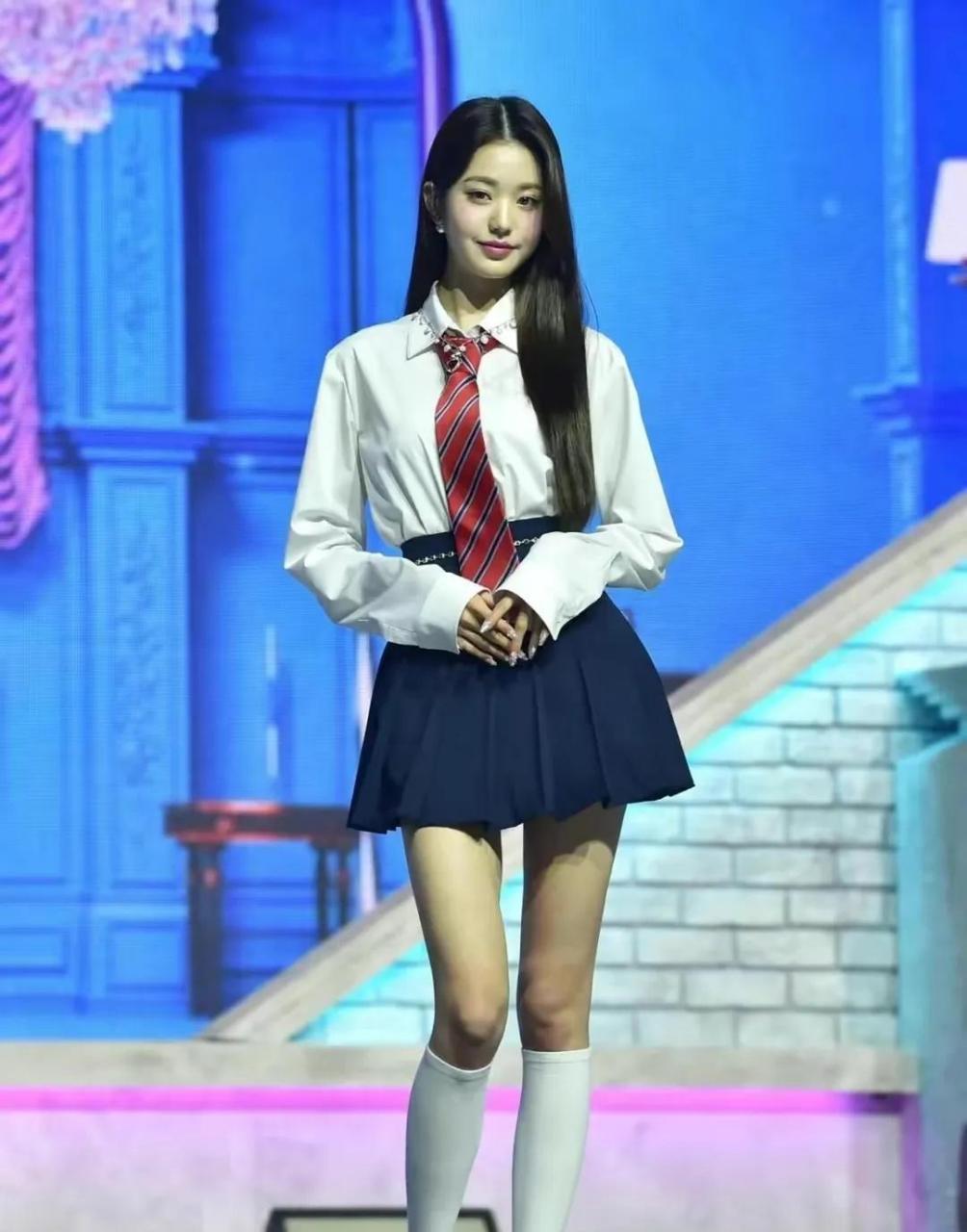 张元英穿一袭制服裙,秀出一双性感的大长腿,身材好到令人羡慕