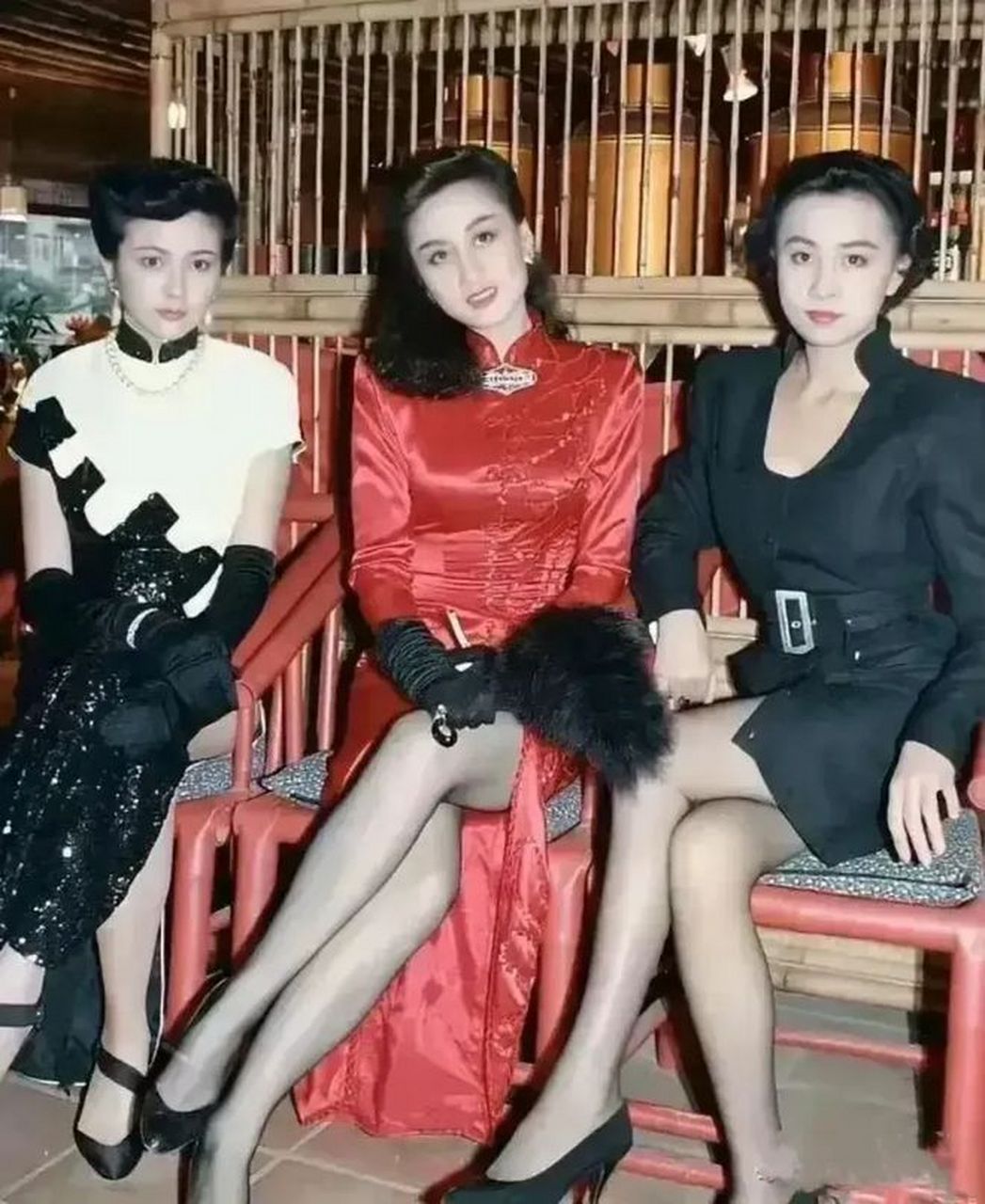1995年的香港,三位名气很大的女明星聚在一起,留下了这张珍贵的照片.