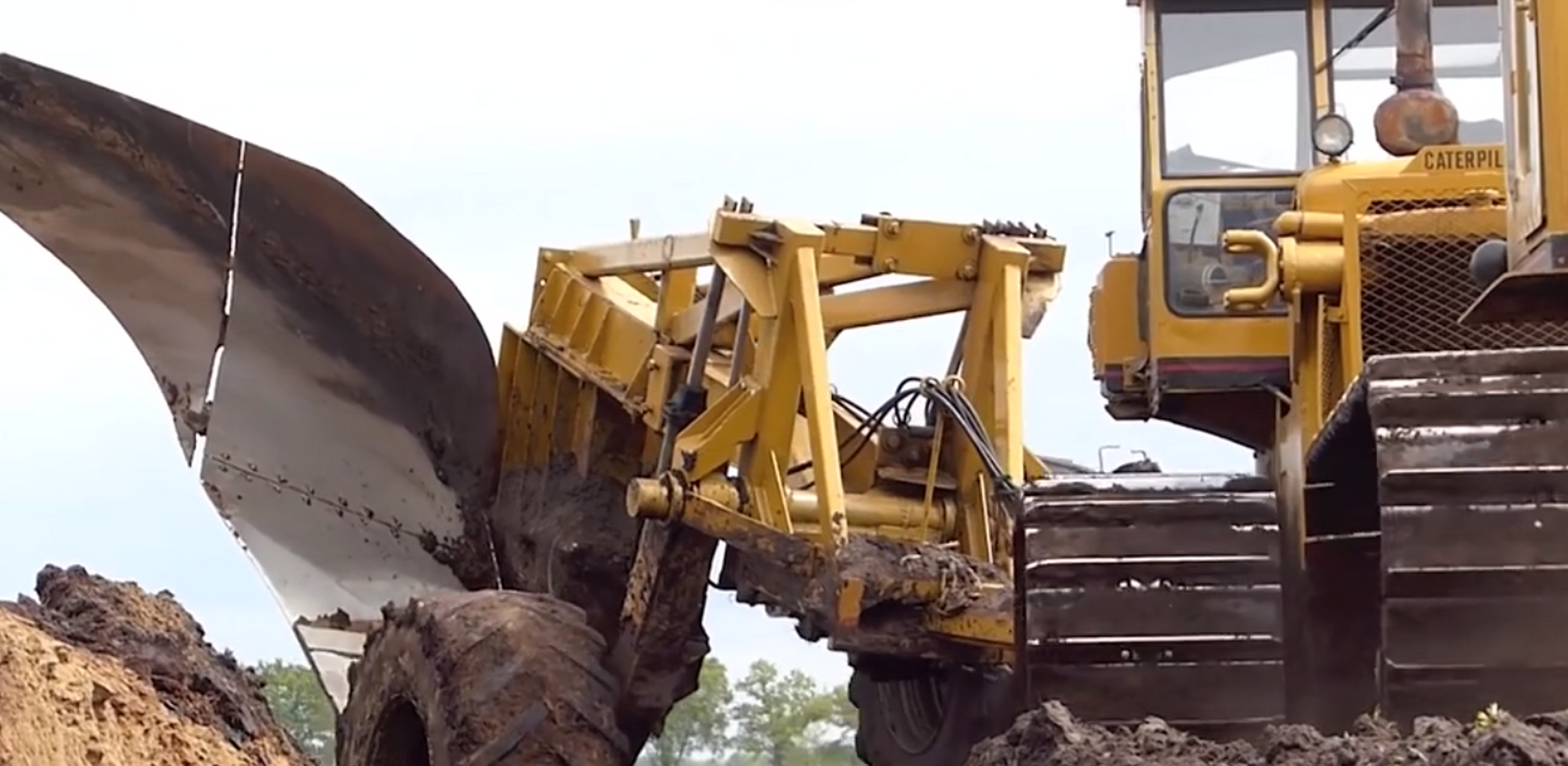 大型深耕犁,3台推土机合力才能拉动,深度可达2米