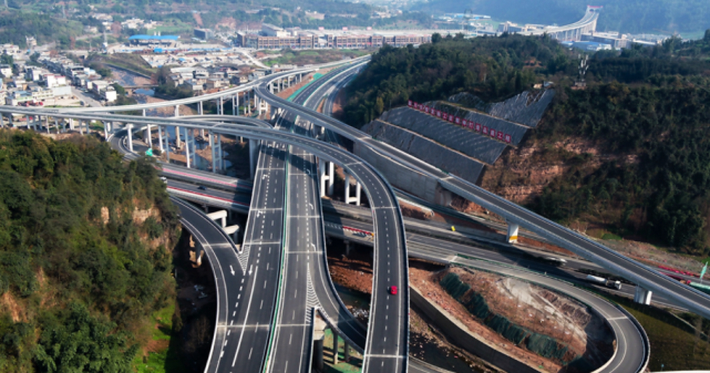 自己的实力了,比如被誉为全球难度最高公路的雅康高速就出自中国之手