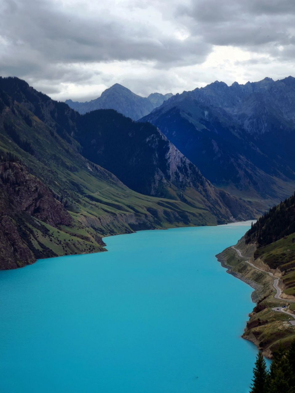 新疆伊犁昭苏玉湖美爆了 看湖之前要爬一个长长的木栈道 开爬之前