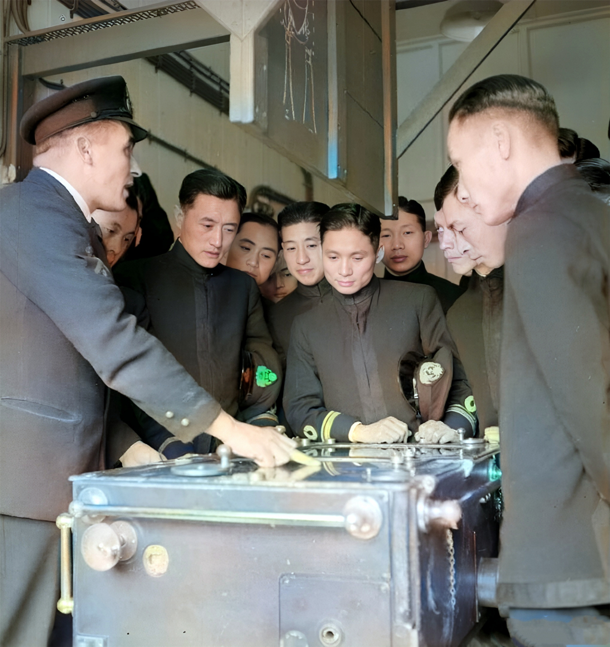 1945年8月,二战接近尾声,一群年轻帅气的国军军官前往英国接受海军