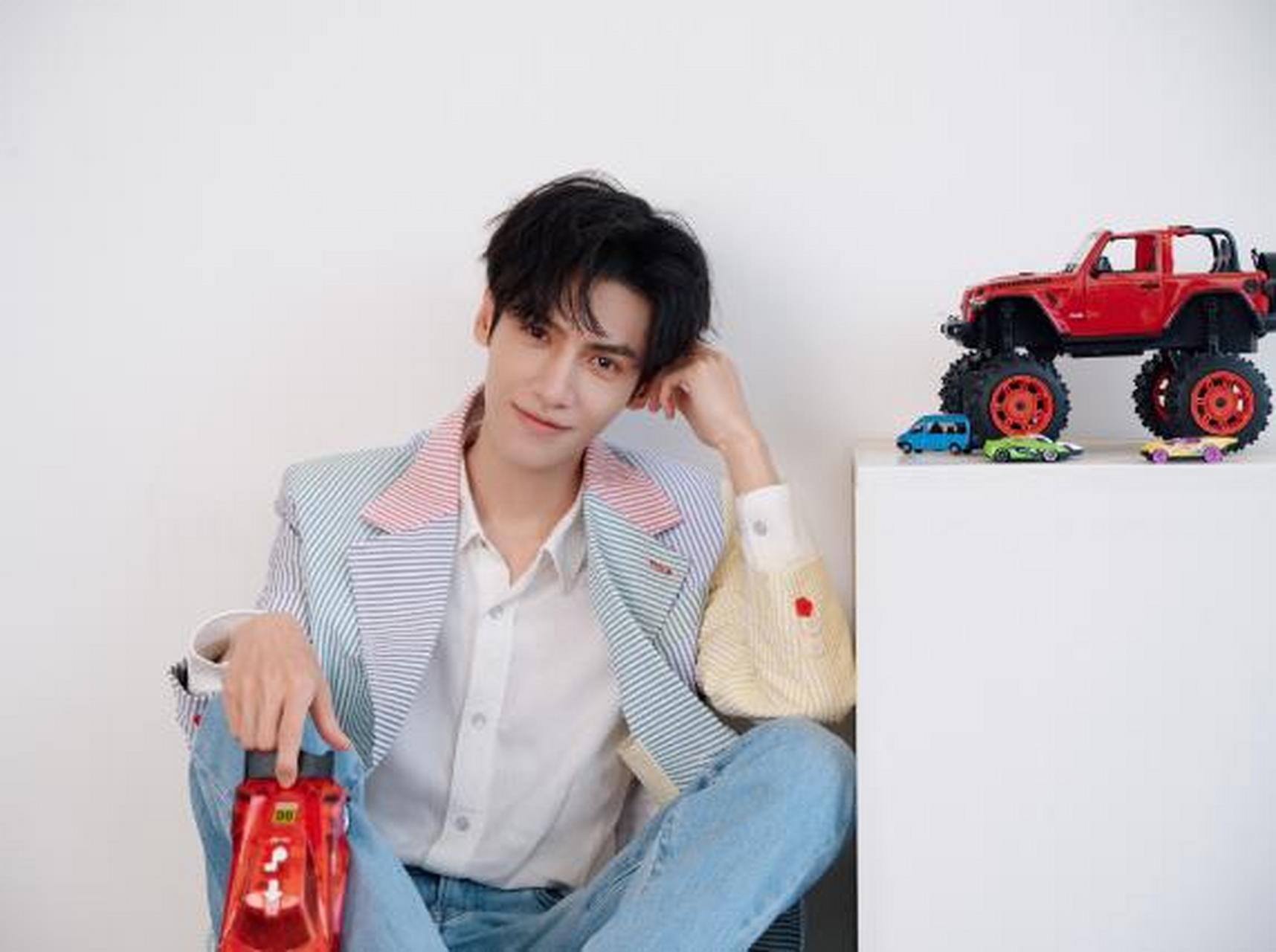 罗云熙35岁生日写真,时间过得好快,他完全看不出来是35岁的人.