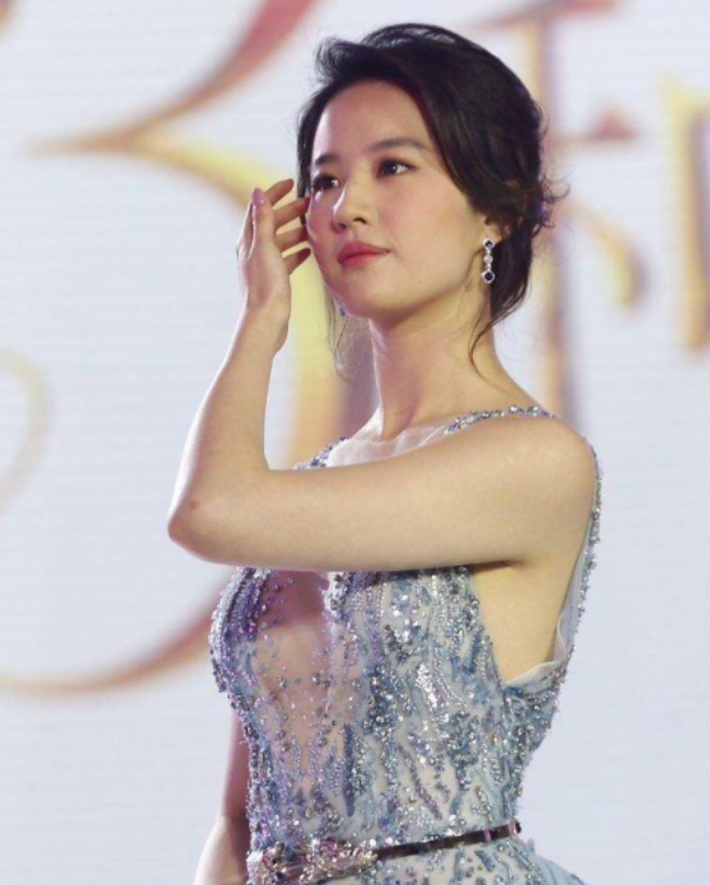 也是怪了!刘亦菲深v着装,衣服挺透的,却愣是没有诱人的感觉!