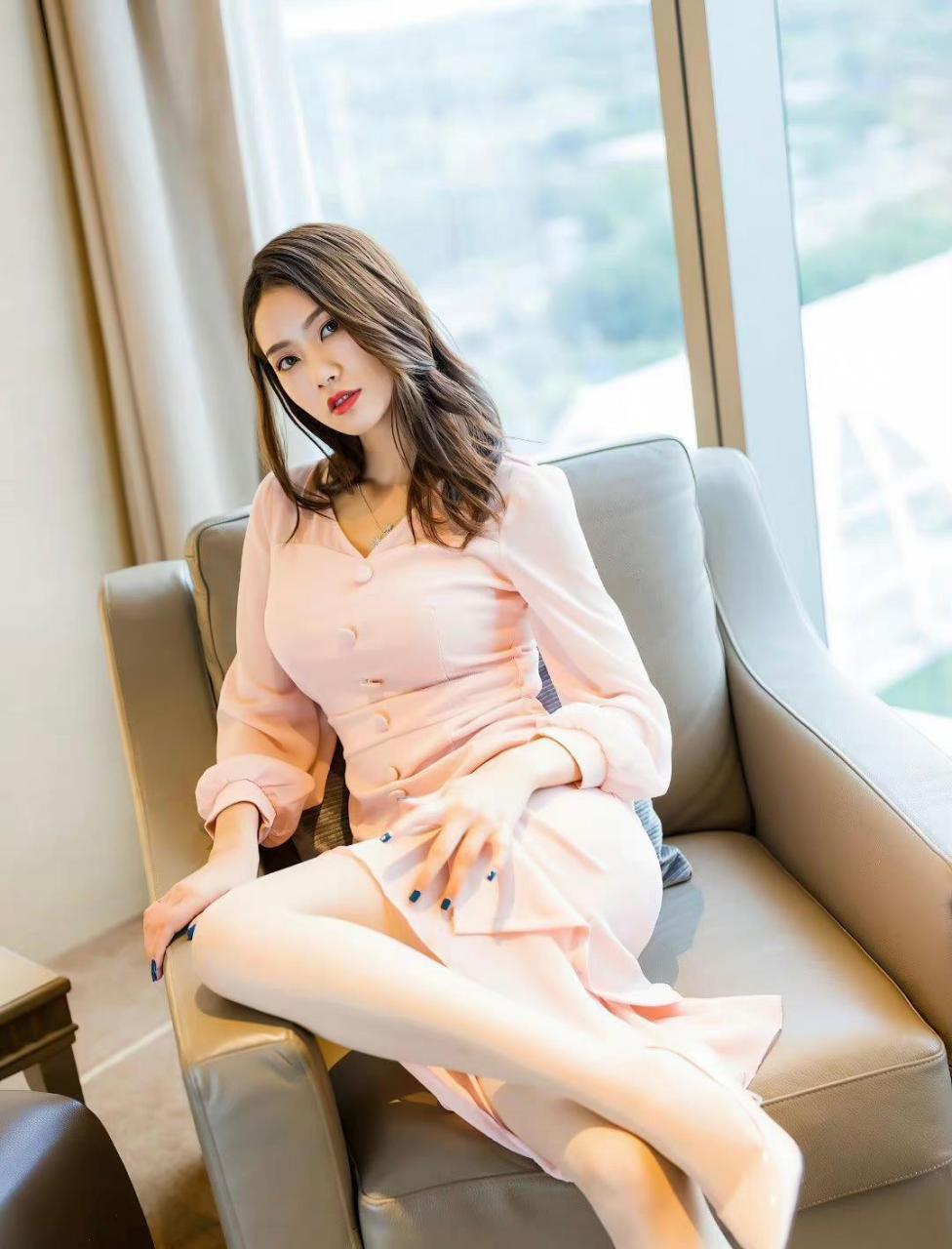 方子萱 ,粉色长裙写真美照,性感好身材一览无遗