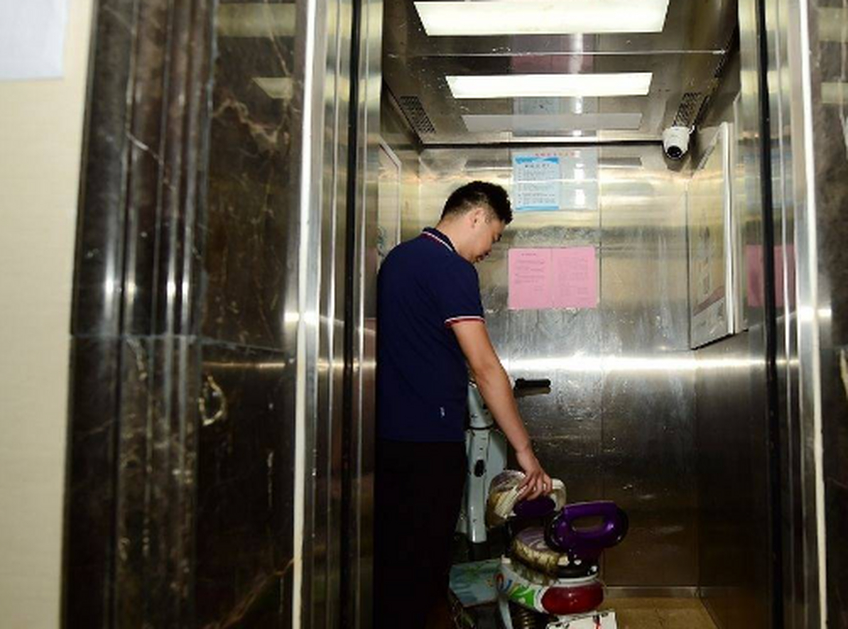 电梯提示不让电动车上楼,男子便疯狂打砸电梯 电动车进入电梯会增加